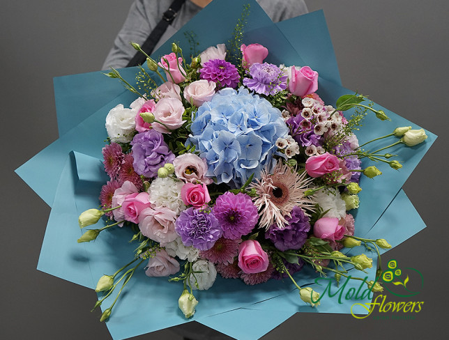 Букет с голубой гортензией и розами "Нежное облако" Фото